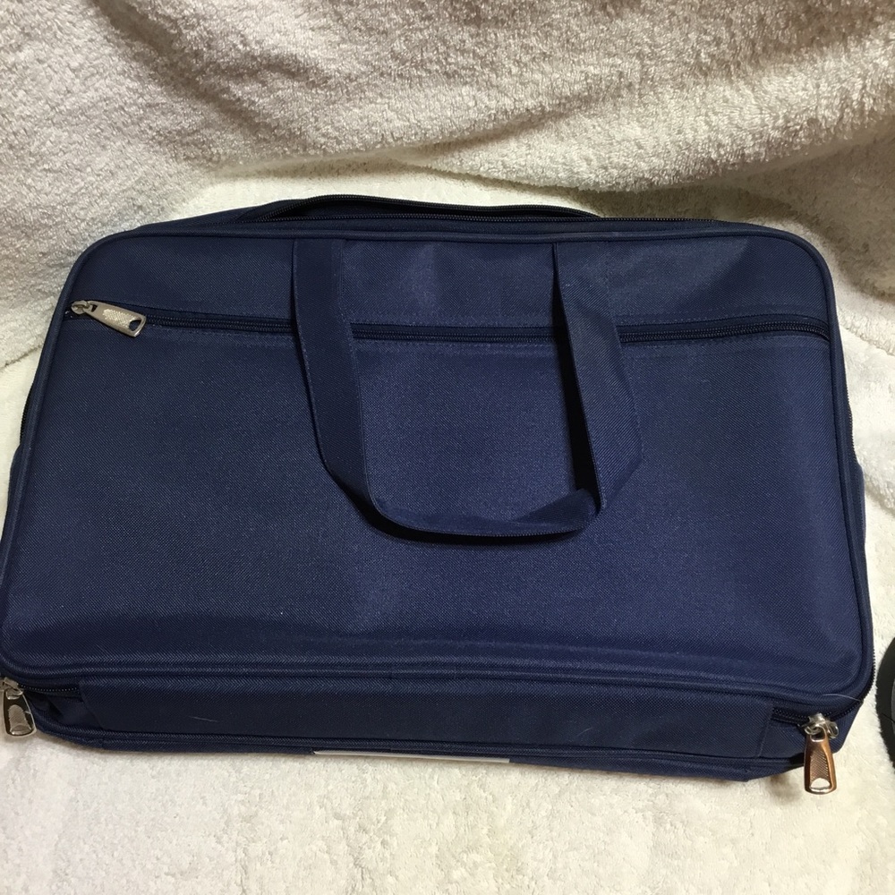 Soft sided portfolio, NWOT, padded floor, 2 large interior pockets with straps,